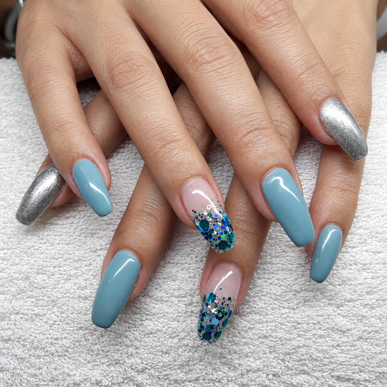 Pose d'ongles gel bleu-gris avec paillettes, L'Onglerie-Marie à Bussy (FR)
